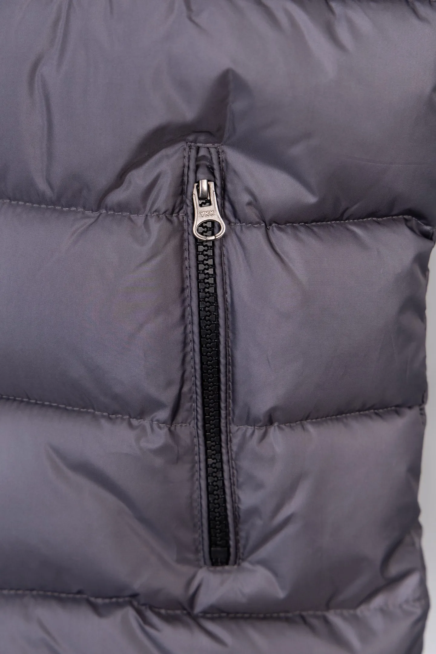 P330 model number: M033 Ralh Lauren Ralph Lauren war horse embroidered hooded down cotton vest The OLO pony logo is the same for both men and women. It is a classic evergreen model that never goes out of style. It is a super popular thick model in recent years. All the major celebrities and Internet celebrities have bought the original version for pattern making. All the fabric linings are Z-marked, and the accessories and workmanship are no exception. We pursue the perfection of every detail. After repeated pattern making and sealing, it takes 2 months of meticulous craftsmanship before shipping. It will kill any version on the market. You can buy it with your eyes closed!  The polo embroidery on the chest is customized with 10,000-needle electric embroidery from an imported Behringer embroidery machine. It uses imported No. 7 needles and imported embroidery thread to ensure that each word is full, three-dimensional and clear. It can be called the most expensive embroidery label! The interior is made of nylon double-layer sealing design, which further guarantees the lock velvet and there will be no velvet running phenomenon. The adjustable hem with built-in drawstring buckle can prevent wind and cold! Open the mold to customize YKK hardware zipper, customize the original three-label hangtag, and the details are perfect 💯 Size: S-XL